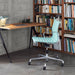 Cadeira de escritório EA 117 Azul em uso 