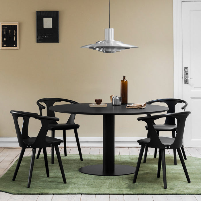 cadeira de jantar pele preta com mesa na sala de jantar 