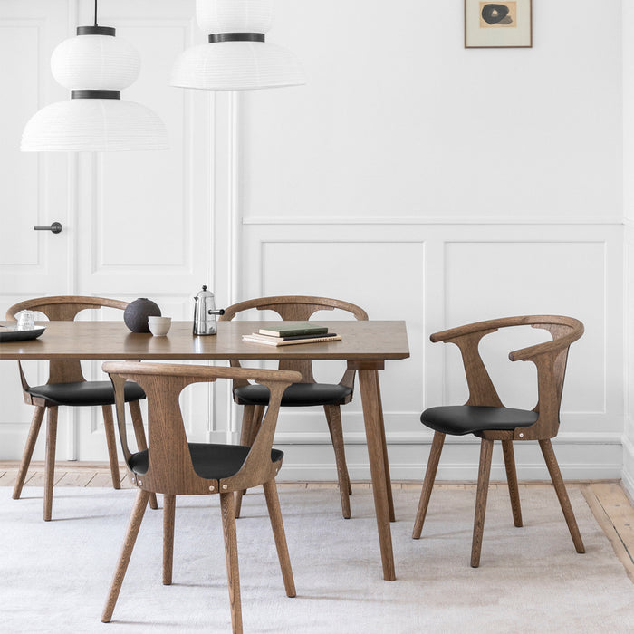 cadeiras de jantar carvalho oleado com pele preta com mesa na sala de jantar 